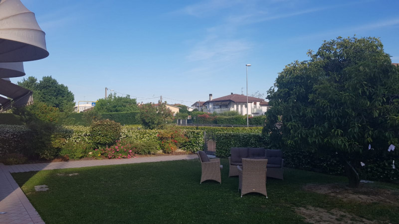 Scopri questa affascinante porzione d’angolo di villa a schiera nel cuore di Vigonza, una soluzio...