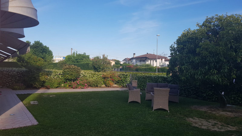 Scopri questa affascinante porzione d’angolo di villa a schiera nel cuore di Vigonza, una soluzio...