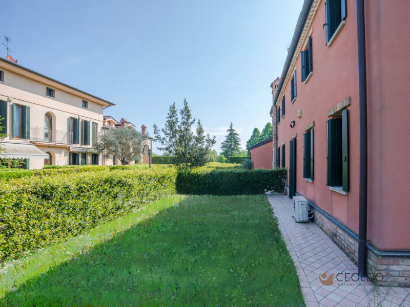 VIGONZA CENTRO: vieni a visitare questa affascinante porzione d’angolo di villa quadrifamiliare n...