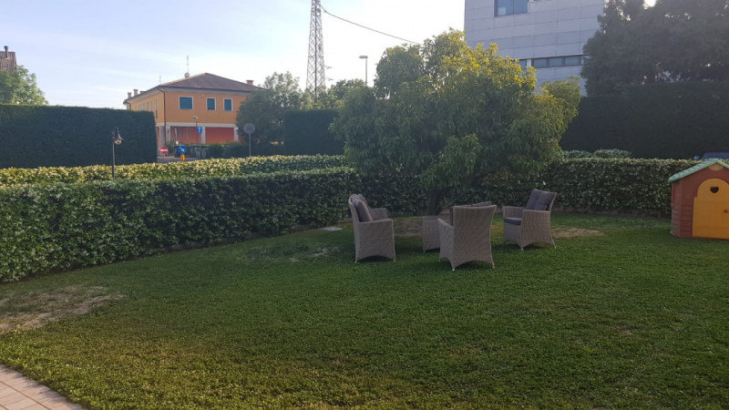 Scopri questa affascinante porzione d’angolo di villa a schiera nel cuore di Vigonza, una soluzio...