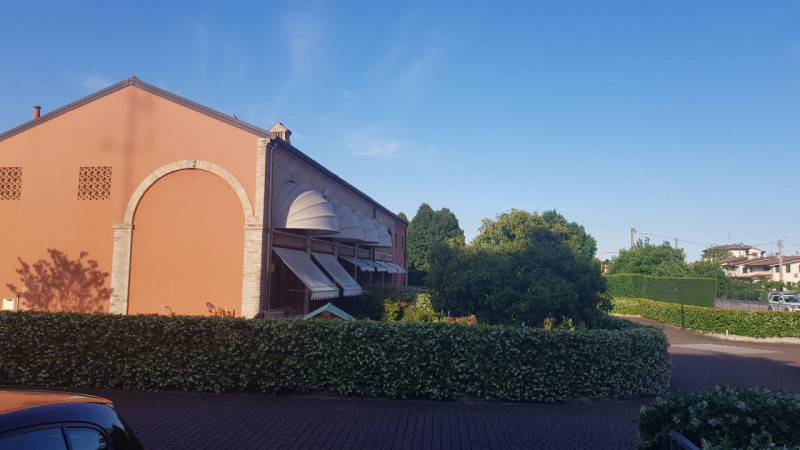 Scopri questa affascinante porzione d’angolo di villa a schiera nel cuore di Vigonza, una soluzio...