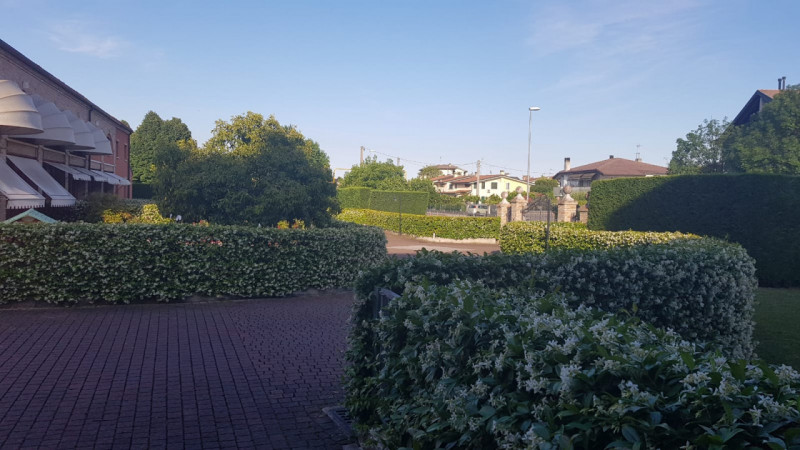 Scopri questa affascinante porzione d’angolo di villa a schiera nel cuore di Vigonza, una soluzio...