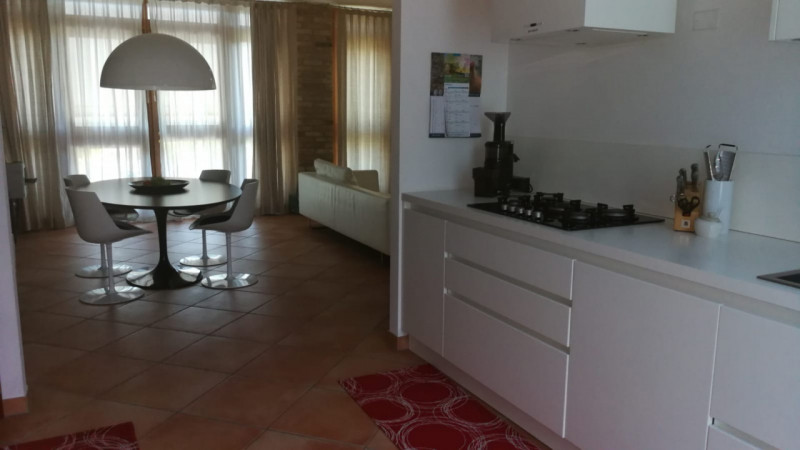 Scopri questa affascinante porzione d’angolo di villa a schiera nel cuore di Vigonza, una soluzio...