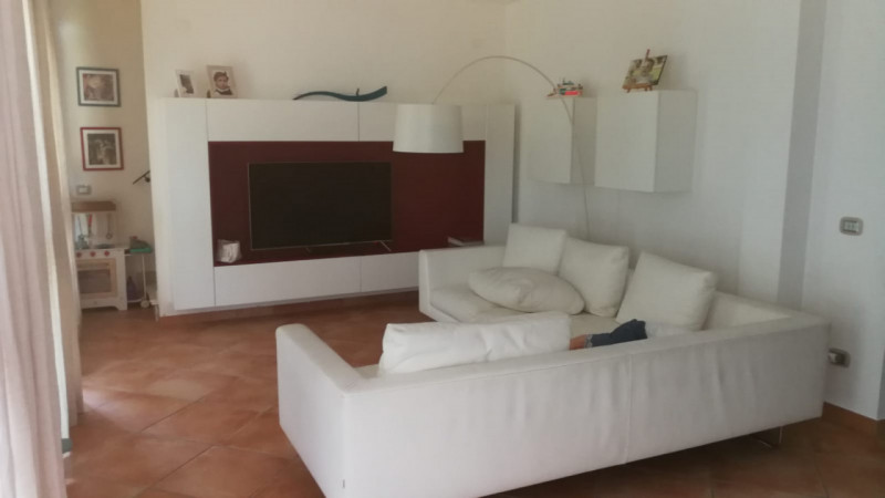 Scopri questa affascinante porzione d’angolo di villa a schiera nel cuore di Vigonza, una soluzio...