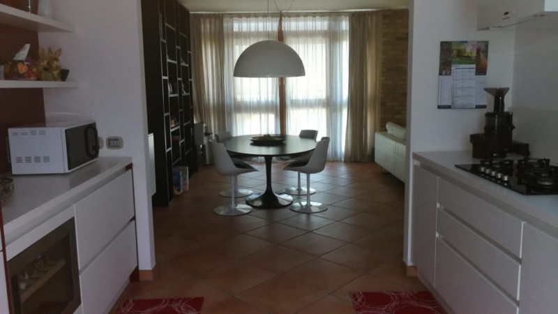 Scopri questa affascinante porzione d’angolo di villa a schiera nel cuore di Vigonza, una soluzio...