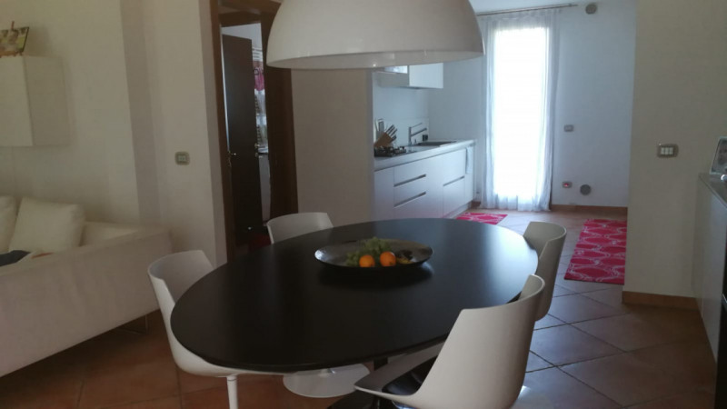 Scopri questa affascinante porzione d’angolo di villa a schiera nel cuore di Vigonza, una soluzio...