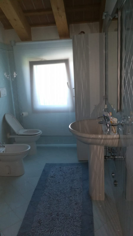 Scopri questa affascinante porzione d’angolo di villa a schiera nel cuore di Vigonza, una soluzio...