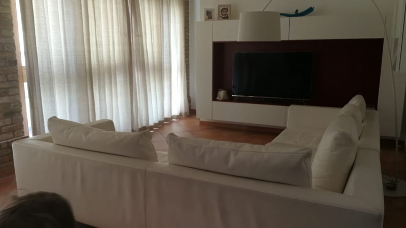 Scopri questa affascinante porzione d’angolo di villa a schiera nel cuore di Vigonza, una soluzio...