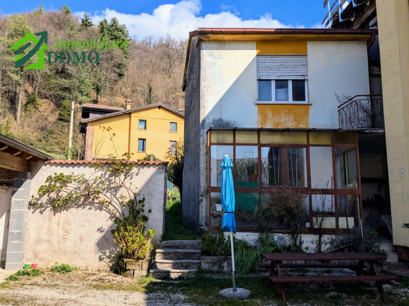 Nel centro di  TORREBELVICINO, proponiamo un’affascinante casetta di corte semi-indipendente, lib...