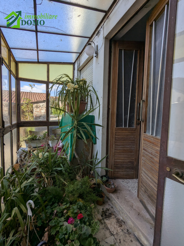 Nel centro di  TORREBELVICINO, proponiamo un’affascinante casetta di corte semi-indipendente, lib...
