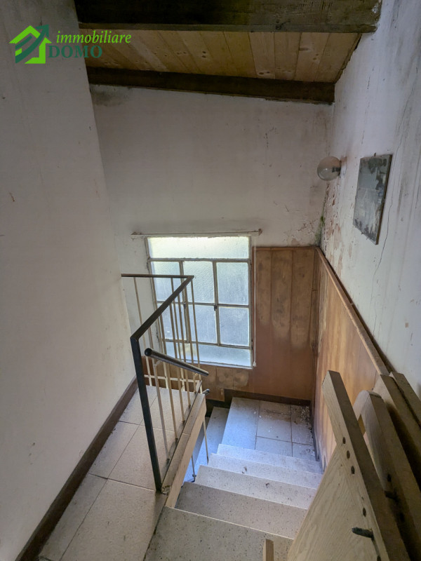 Nel centro di  TORREBELVICINO, proponiamo un’affascinante casetta di corte semi-indipendente, lib...