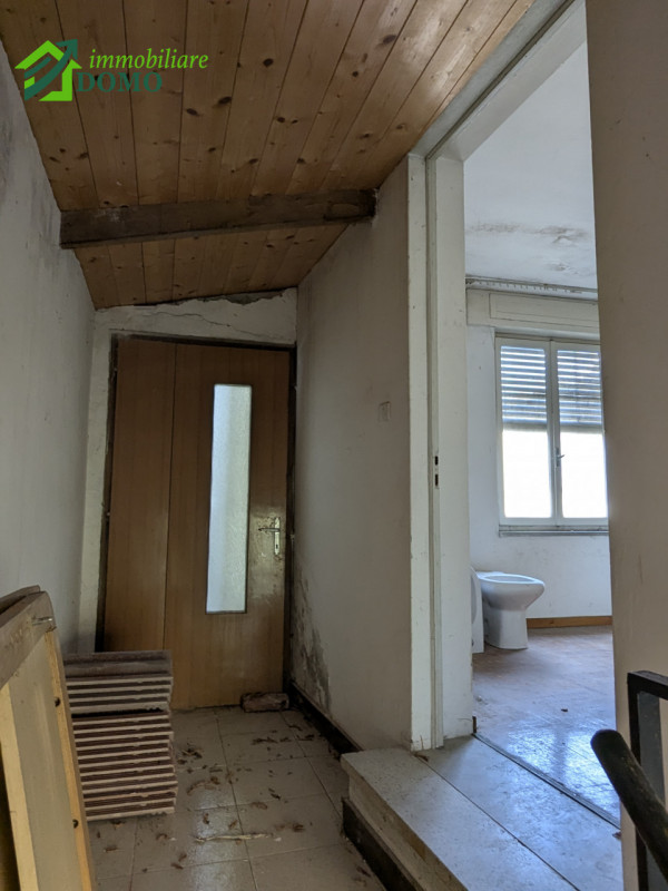 Nel centro di  TORREBELVICINO, proponiamo un’affascinante casetta di corte semi-indipendente, lib...