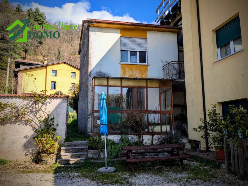 Nel centro di  TORREBELVICINO, proponiamo un’affascinante casetta di corte semi-indipendente, lib...