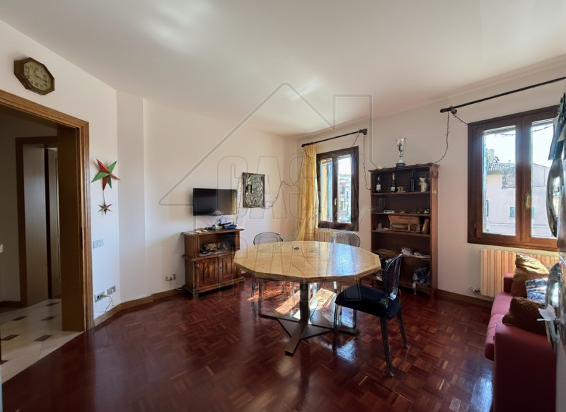 Proponiamo in vendita appartamento al secondo piano, dotato di ascensore, situato nel centro stor...