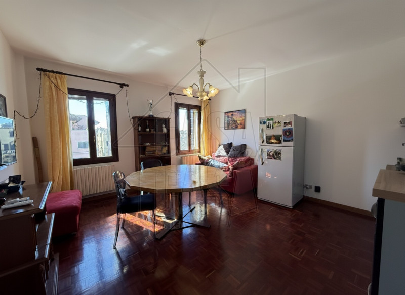 Proponiamo in vendita appartamento al secondo piano, dotato di ascensore, situato nel centro stor...