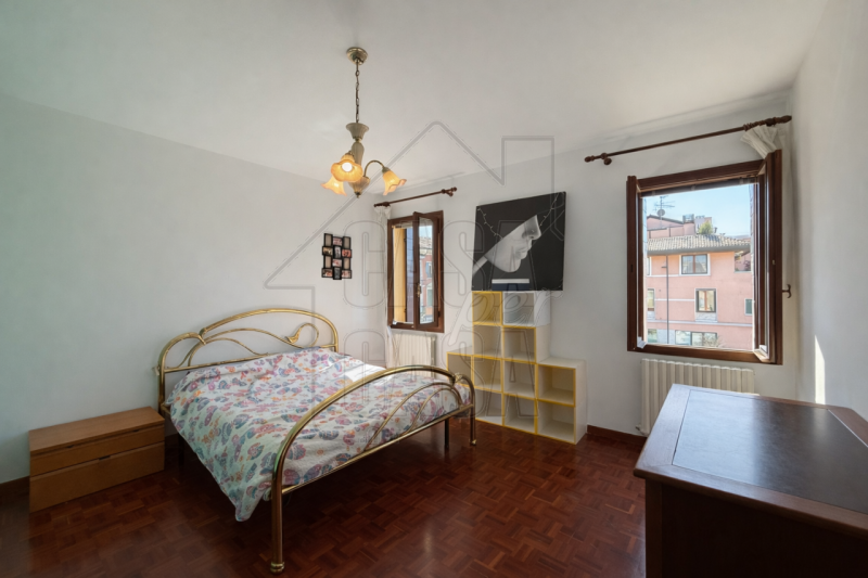 Proponiamo in vendita appartamento al secondo piano, dotato di ascensore, situato nel centro stor...