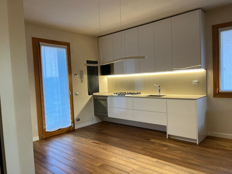 Situata nella rinomata zona di Dueville, questa ampia casa a schiera porzione di testa è un'oppor...