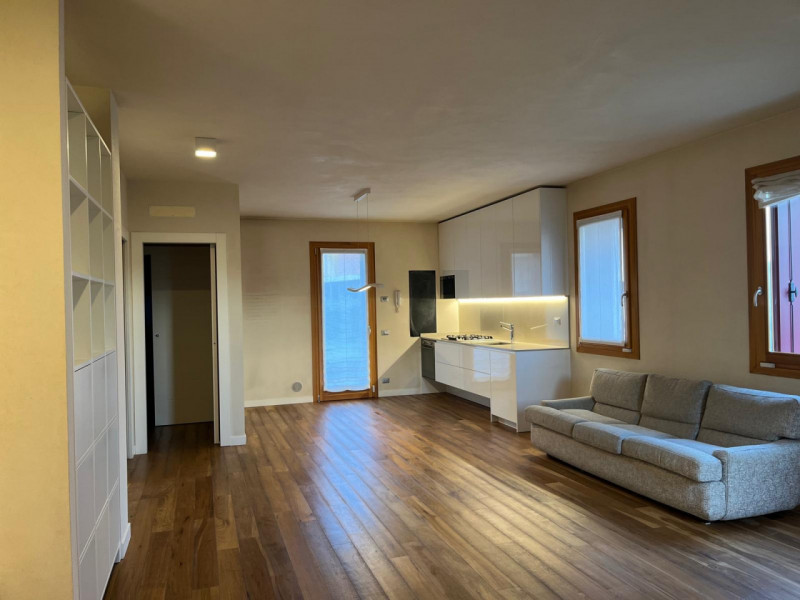 Situata nella rinomata zona di Dueville, questa ampia casa a schiera porzione di testa è un'oppor...