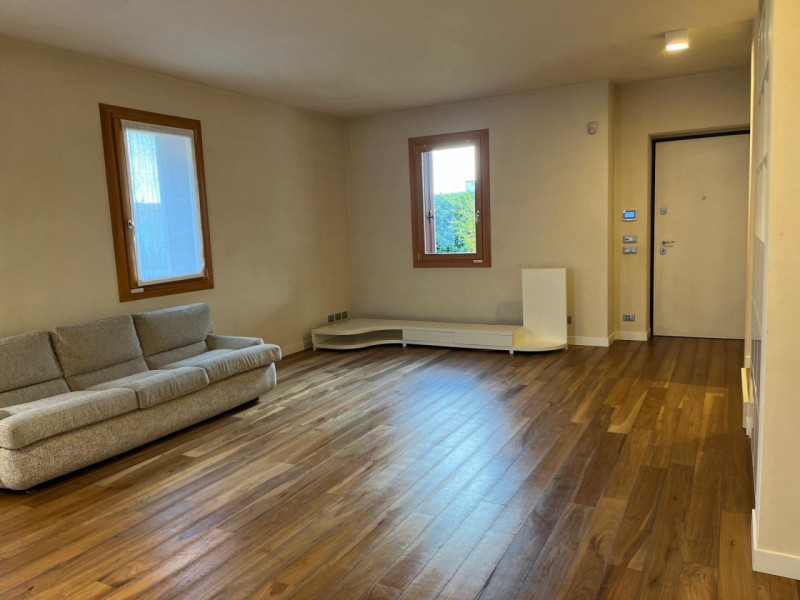 Situata nella rinomata zona di Dueville, questa ampia casa a schiera porzione di testa è un'oppor...