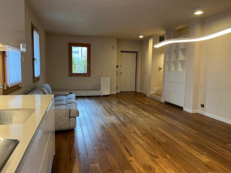 Situata nella rinomata zona di Dueville, questa ampia casa a schiera porzione di testa è un'oppor...