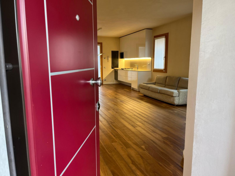 Situata nella rinomata zona di Dueville, questa ampia casa a schiera porzione di testa è un'oppor...