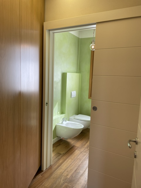 Situata nella rinomata zona di Dueville, questa ampia casa a schiera porzione di testa è un'oppor...