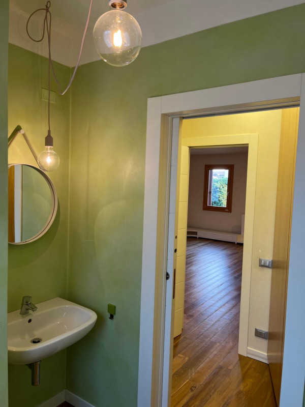 Situata nella rinomata zona di Dueville, questa ampia casa a schiera porzione di testa è un'oppor...