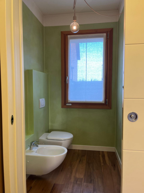 Situata nella rinomata zona di Dueville, questa ampia casa a schiera porzione di testa è un'oppor...