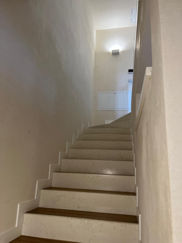 Situata nella rinomata zona di Dueville, questa ampia casa a schiera porzione di testa è un'oppor...