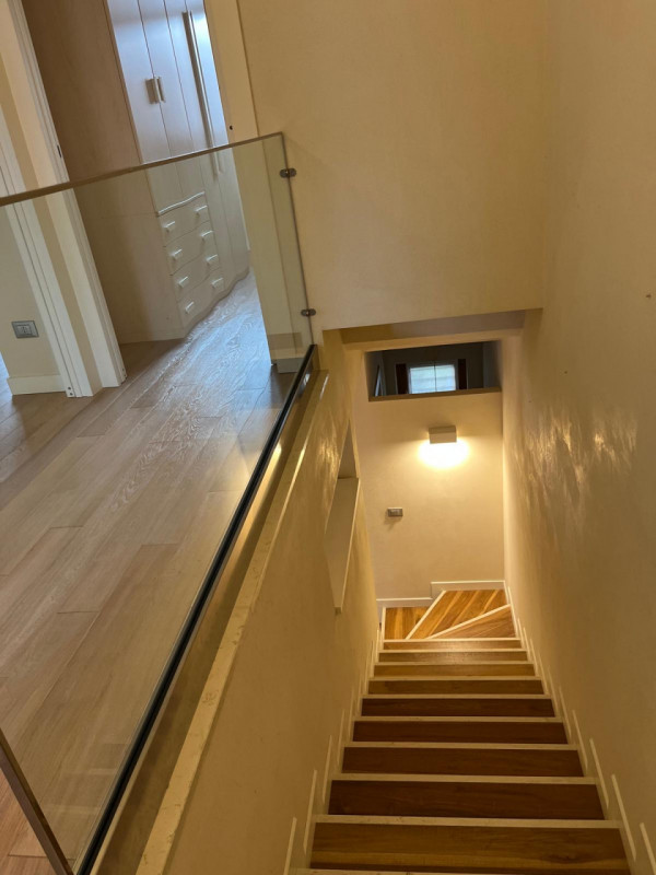 Situata nella rinomata zona di Dueville, questa ampia casa a schiera porzione di testa è un'oppor...