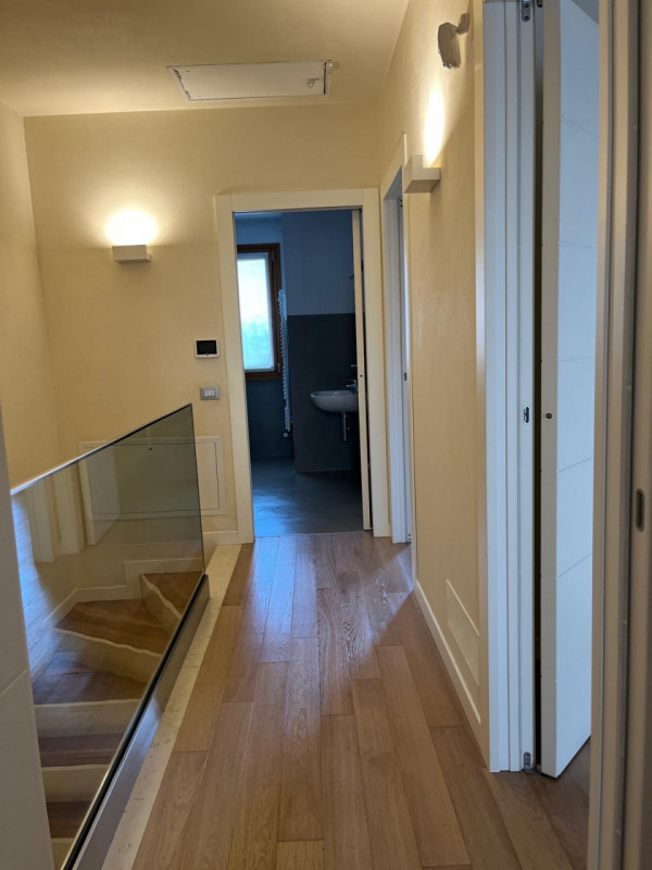 Situata nella rinomata zona di Dueville, questa ampia casa a schiera porzione di testa è un'oppor...