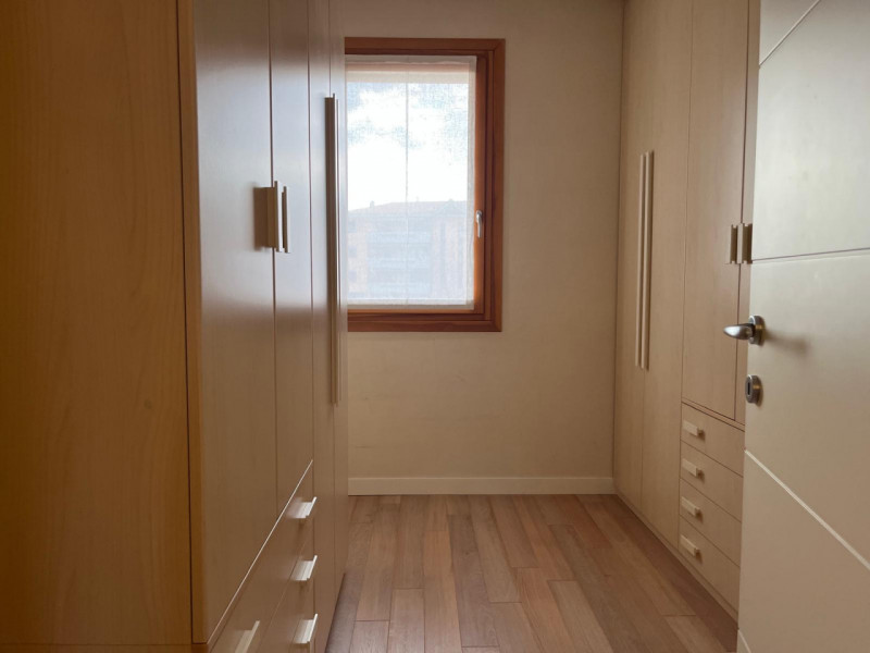 Situata nella rinomata zona di Dueville, questa ampia casa a schiera porzione di testa è un'oppor...