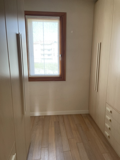 Situata nella rinomata zona di Dueville, questa ampia casa a schiera porzione di testa è un'oppor...