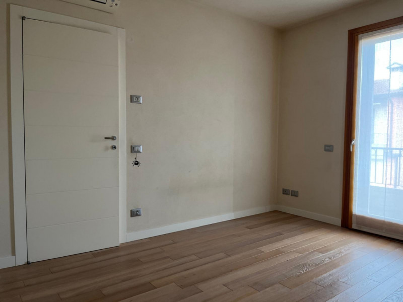 Situata nella rinomata zona di Dueville, questa ampia casa a schiera porzione di testa è un'oppor...