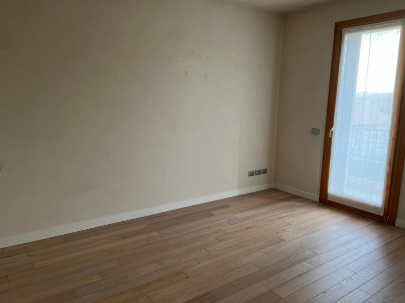 Situata nella rinomata zona di Dueville, questa ampia casa a schiera porzione di testa è un'oppor...