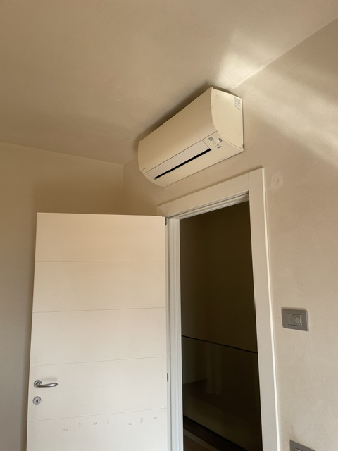 Situata nella rinomata zona di Dueville, questa ampia casa a schiera porzione di testa è un'oppor...