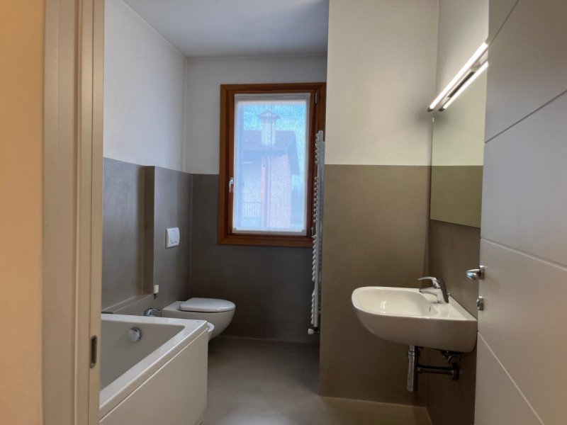 Situata nella rinomata zona di Dueville, questa ampia casa a schiera porzione di testa è un'oppor...