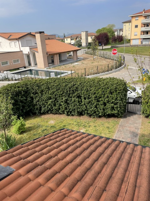 Situata nella rinomata zona di Dueville, questa ampia casa a schiera porzione di testa è un'oppor...