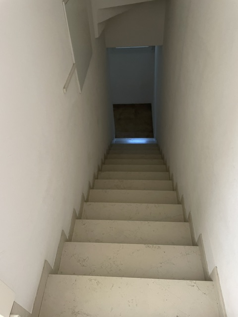 Situata nella rinomata zona di Dueville, questa ampia casa a schiera porzione di testa è un'oppor...