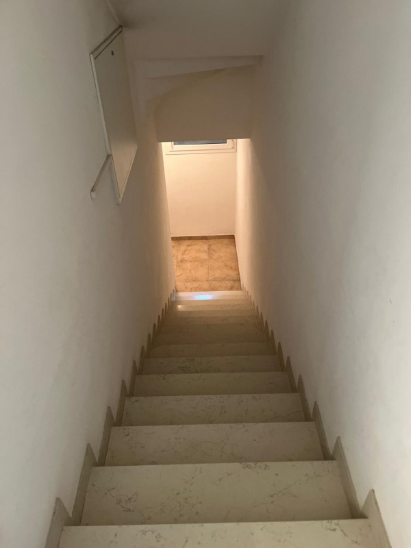 Situata nella rinomata zona di Dueville, questa ampia casa a schiera porzione di testa è un'oppor...