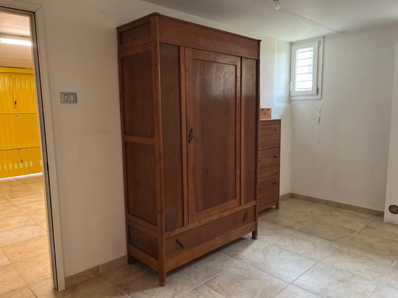 Situata nella rinomata zona di Dueville, questa ampia casa a schiera porzione di testa è un'oppor...