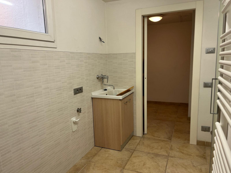 Situata nella rinomata zona di Dueville, questa ampia casa a schiera porzione di testa è un'oppor...