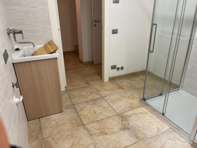 Situata nella rinomata zona di Dueville, questa ampia casa a schiera porzione di testa è un'oppor...