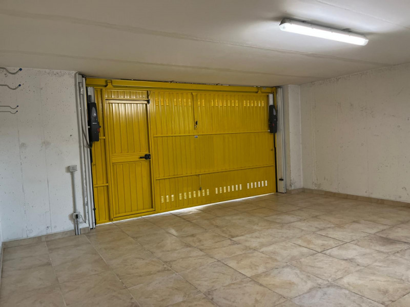 Situata nella rinomata zona di Dueville, questa ampia casa a schiera porzione di testa è un'oppor...