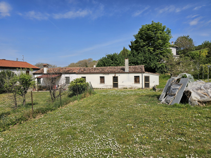 Proponiamo in vendita a Lozzo Atestino, in un piacevole contesto immerso nel verde, un'interessan...