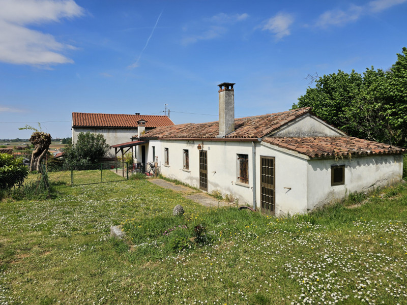 Proponiamo in vendita a Lozzo Atestino, in un piacevole contesto immerso nel verde, un'interessan...