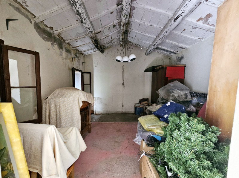 Proponiamo in vendita a Lozzo Atestino, in un piacevole contesto immerso nel verde, un'interessan...