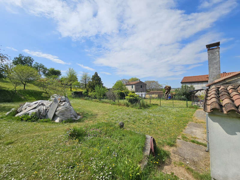 Proponiamo in vendita a Lozzo Atestino, in un piacevole contesto immerso nel verde, un'interessan...