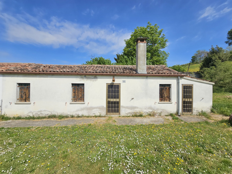 Proponiamo in vendita a Lozzo Atestino, in un piacevole contesto immerso nel verde, un'interessan...