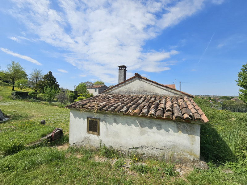 Proponiamo in vendita a Lozzo Atestino, in un piacevole contesto immerso nel verde, un'interessan...
